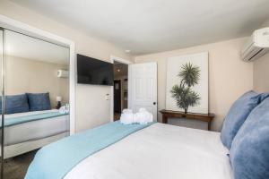 Postel nebo postele na pokoji v ubytování Oceanside Bungalow, Walk to Beach & Pier, Private Hot Tub, Beach Gear