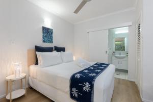 道格拉斯港Ocean Palms Apartments的白色卧室设有床铺和水槽 更多52张照片