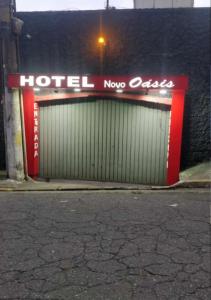 un edificio con un letrero de oficina de mudanzas de hotel en Hotel Oasis, en São Paulo