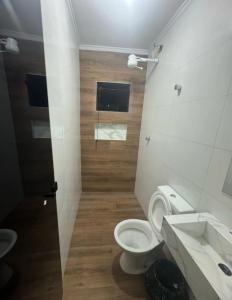 un baño con inodoro y lavabo en Hotel Oasis, en São Paulo
