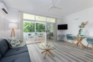 道格拉斯港Ocean Palms Apartments的客厅里有一张沙发和一张桌子。