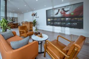 ein Wartezimmer mit Stühlen und einem Flachbildfernseher in der Unterkunft 山也云也大理古城南门店 in Dali Ancient Town