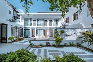 einen Blick auf ein weißes Gebäude mit einem Innenhof in der Unterkunft 山也云也大理古城南门店 in Dali Ancient Town