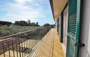 Μπαλκόνι ή βεράντα στο Cozy Apartment In Casal Velino +16 φωτογραφίες