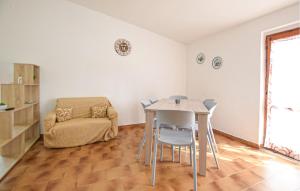 Χώρος καθιστικού στο Cozy Apartment In Casal Velino