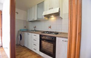 Η κουζίνα ή μικρή κουζίνα στο Cozy Apartment In Casal Velino