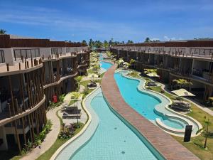 une vue aérienne d'une piscine dans un complexe hôtelier dans l'établissement Flat premium no Naay Villas Boutique para 8 pessoas, à Tatuamunha