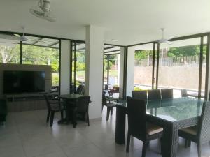 a dining room with a table and chairs and a television at Casa Lili in Sopetrán