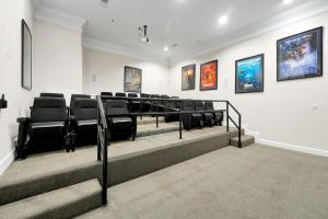 une pièce avec des chaises noires et des tableaux aux murs dans l'établissement Awesome Mediterranean Resort! 15 minutes to Disney, à Kissimmee 92 autres photos