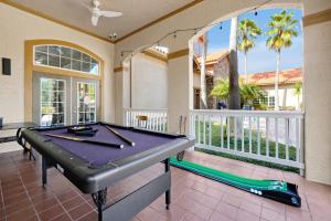 - un billard dans une chambre avec balcon dans l'établissement Awesome Mediterranean Resort! 15 minutes to Disney, à Kissimmee