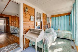 ein Schlafzimmer mit einem Bett und einem Schreibtisch in einem Zimmer in der Unterkunft 1 Block to Humarock Beach Pet-Friendly Cottage in Fourth Cliff