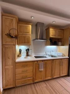 una cucina con mobili in legno e un lavello di Cute Private Studio in Antigua Heart a Antigua Guatemala