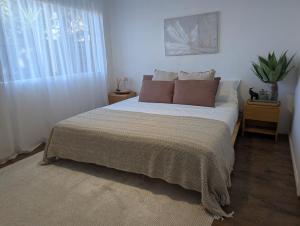 Ένα ή περισσότερα κρεβάτια σε δωμάτιο στο 10 min walk to beach & cafés with a quiet, private fenced garden