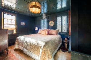 En eller flere senge i et værelse på The Explorer's Retreat-West End Condo King Bed