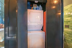 Billede fra billedgalleriet på The Explorer's Retreat-West End Condo King Bed i Provincetown