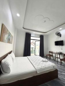 une chambre avec un grand lit et une table dans l'établissement Hotel Bảo Bảo, à Thuan An