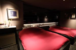 a room with two large red beds in it at ホテルロンシャンーAdult onlyー 