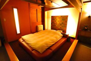 a bedroom with a large bed in a room at ホテルロンシャンーAdult onlyー 