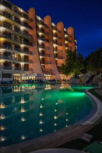 Bazén v ubytování StayFlex by Helios - All Inclusive-Kids Slide - Pool -Individual AC in the rooms - EV station nebo v jeho okolí