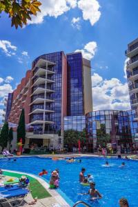 Bazén v ubytování StayFlex by Helios - All Inclusive-Kids Slide - Pool -Individual AC in the rooms - EV station nebo v jeho okolí + 37 fotografií