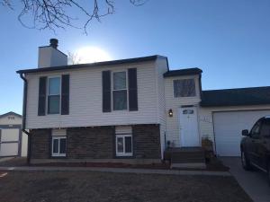 una casa con un coche aparcado delante en your family home, en Aurora