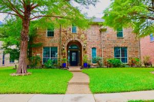 Zahrada ubytování Luxurious 5-Bed home with heated Pool, Jacuzzi, Media Room, Grill and several living spaces!