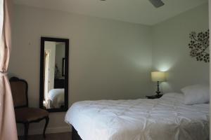 Postel nebo postele na pokoji v ubytování The Workshop - Murray Bridge + 2 fotografie