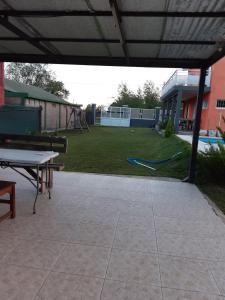 eine Terrasse mit einer Tischtennisplatte und einem Spielplatz in der Unterkunft La Orlinda in Potrero de Garay