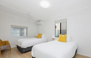 Ένα ή περισσότερα κρεβάτια σε δωμάτιο στο Reel Paradise on Ocean +1 φωτογραφίες