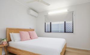 Ένα ή περισσότερα κρεβάτια σε δωμάτιο στο Reel Paradise on Ocean