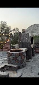 a stone bench sitting on top of a stone wall at عزبة وادي السدر in ‘Ashashah