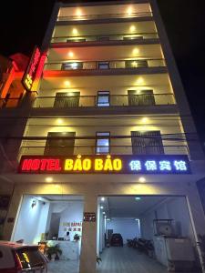 un bâtiment d'hôtel avec une enseigne indiquant « motel bagoario » dans l'établissement Hotel Bảo Bảo, à Thuan An