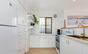 Η κουζίνα ή μικρή κουζίνα στο Reel Paradise on Ocean