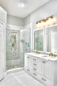 Koupelna v ubytování Luxurious 5-Bed home with heated Pool, Jacuzzi, Media Room, Grill and several living spaces!