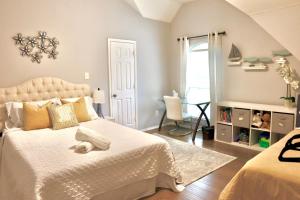 Postel nebo postele na pokoji v ubytování Luxurious 5-Bed home with heated Pool, Jacuzzi, Media Room, Grill and several living spaces! + 35 fotografií