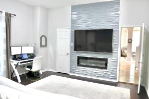 TV a/nebo společenská místnost v ubytování Luxurious 5-Bed home with heated Pool, Jacuzzi, Media Room, Grill and several living spaces!