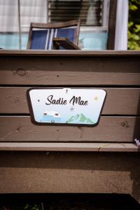 ein Schild mit einem Bus darauf auf einer Holzbank in der Unterkunft Dream Glamping at Adult-Only Vintage Camper Destination in Franklin, North Carolina in Franklin