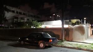 ein schwarzer Wagen, der nachts neben einem Gebäude parkt in der Unterkunft Casa em Olinda com piscina para o carnaval in Olinda