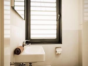 a bathroom with a sink and a window at Lake Breeze Retreat in Klitten in Jahmen Ausbau