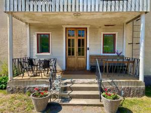 a porch of a house with a table and chairs at 5 person holiday home in Mörlunda-By Traum in Tulunda