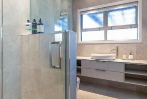 ein Badezimmer mit Dusche und Waschbecken in der Unterkunft Memories - stunning relaxation near lake with private hot tub in Taupo Airport + 30 Fotos