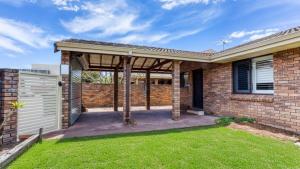 バッセルトンにあるOpal Laneの屋根付きのパティオのあるレンガ造りの家