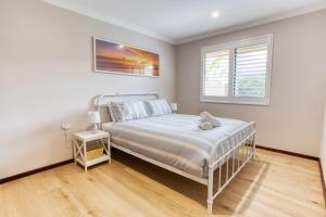 バッセルトンにあるOpal Laneのベッドと窓のある寝室