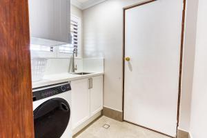 バッセルトンにあるOpal Laneのランドリールーム(洗濯機、鏡付) +24枚の写真