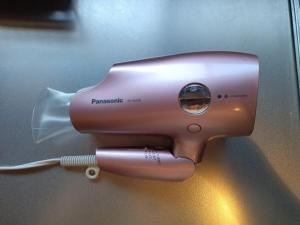 An einer Tür ist ein rosa Haartrockner befestigt. in der Unterkunft ゲストハウスsimasima古馬場301 in Takamatsu