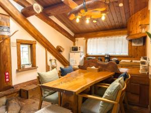 Una cocina o cocineta en Kawazu Log House