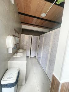 ein Badezimmer mit Toilette und Waschbecken in der Unterkunft Hotel Coralite Suites Lions in Santa Marta + 6 Fotos