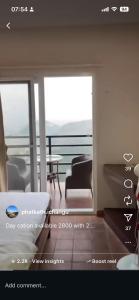 una imagen de una sala de estar con vistas al océano en Phatkath ichangu, en Katmandu International