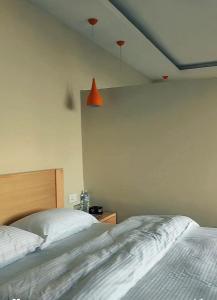 Un dormitorio con una cama y una luz naranja en Phatkath ichangu, en Katmandu International