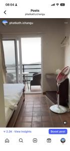 Habitación con cama y escritorio con silla. en Phatkath ichangu, en Katmandu International